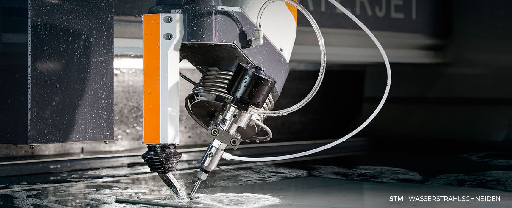 STM 3D-5-Achs-Wasserstrahl-Schneidkopf im Einsatz