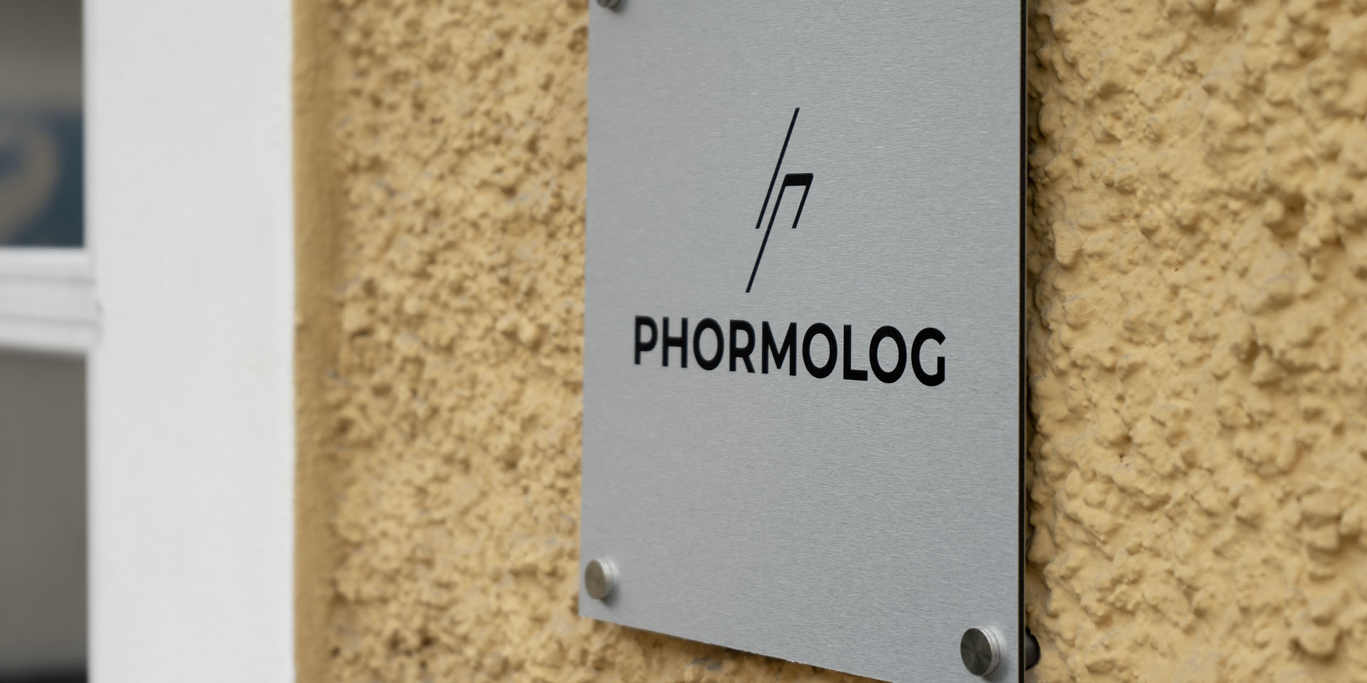 Foto mit Phormolog-Logo auf Schild im Eingangsbereich